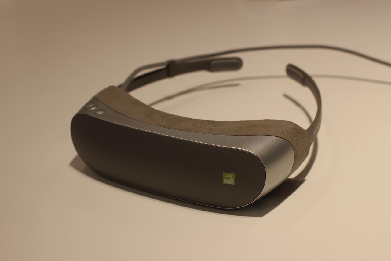 Casque de réalité virtuelle utilisé pour une expérience touristique immersive