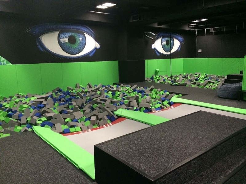 Enfants sautant dans les zones de trampoline d'un parc de loisirs indoor